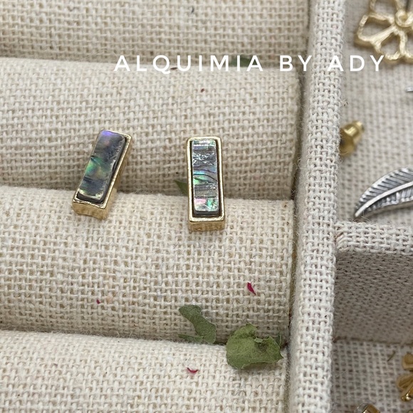 Alquimia Jewelry - Dainty  14k gold abalone shell statement studs earrings